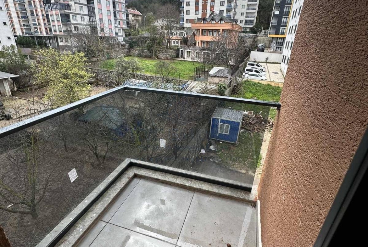 Modern tasarıma sahip kapalı mutfak, 2 banyo ve yerden ısıtma sistemi ile konforlu yaşam alanı.