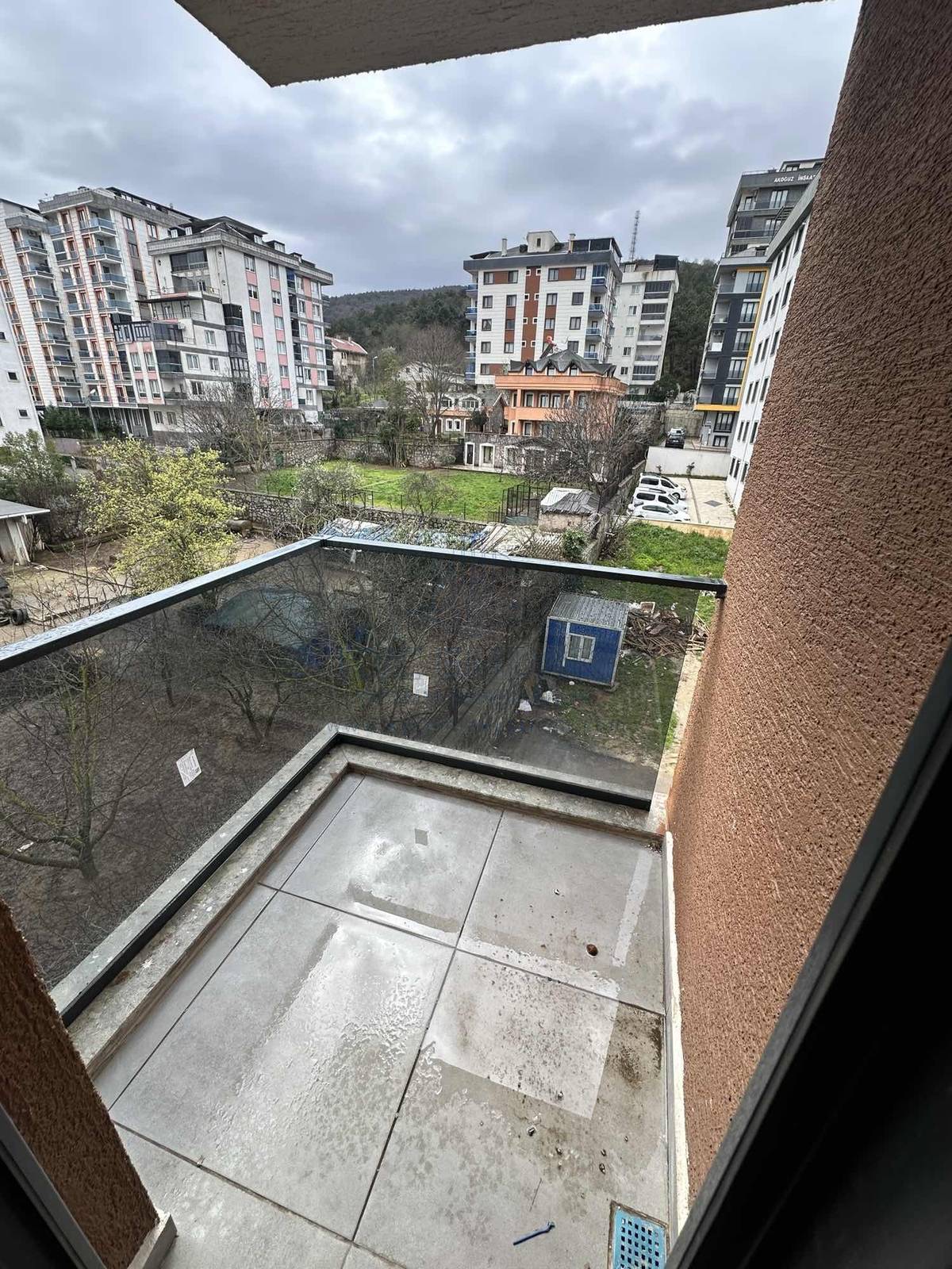 Modern tasarıma sahip kapalı mutfak, 2 banyo ve yerden ısıtma sistemi ile konforlu yaşam alanı.