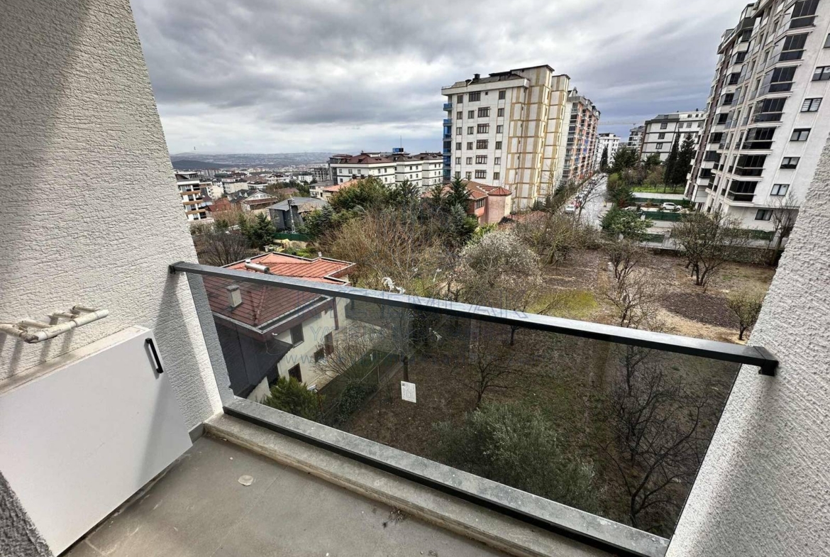 Yeni inşa edilmiş binada 2. katta yer alan dairenin balkon manzarası ve açık otopark imkanı.