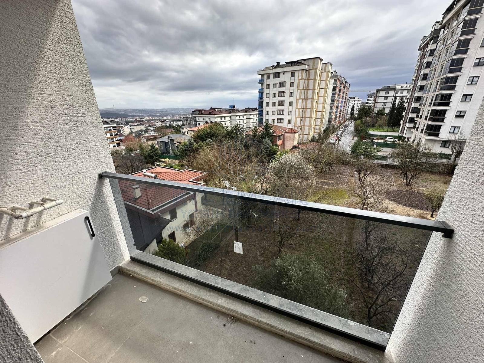 Yeni inşa edilmiş binada 2. katta yer alan dairenin balkon manzarası ve açık otopark imkanı.