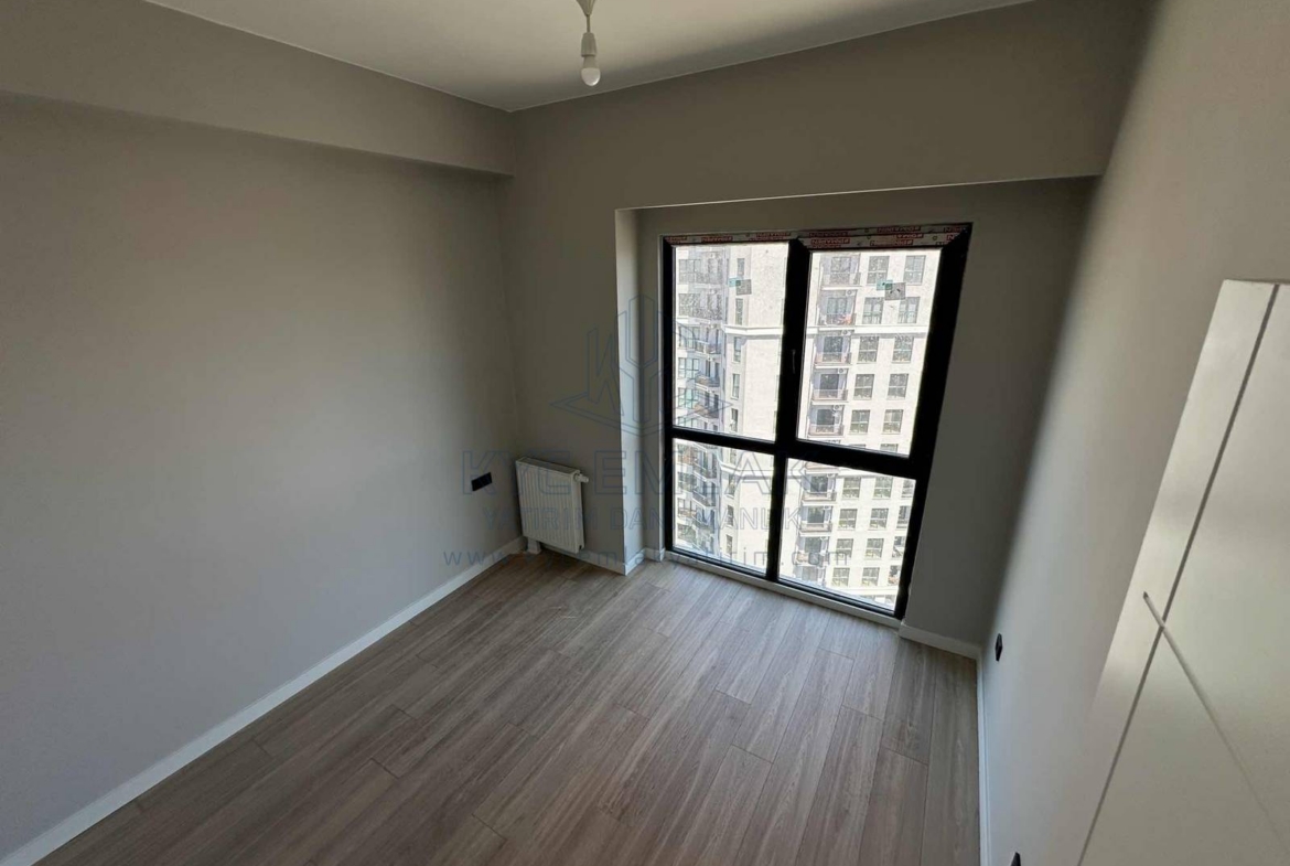 Modern tasarımı ve merkezi ısıtma sistemi ile dikkat çeken daire, site içinde yer alıyor.