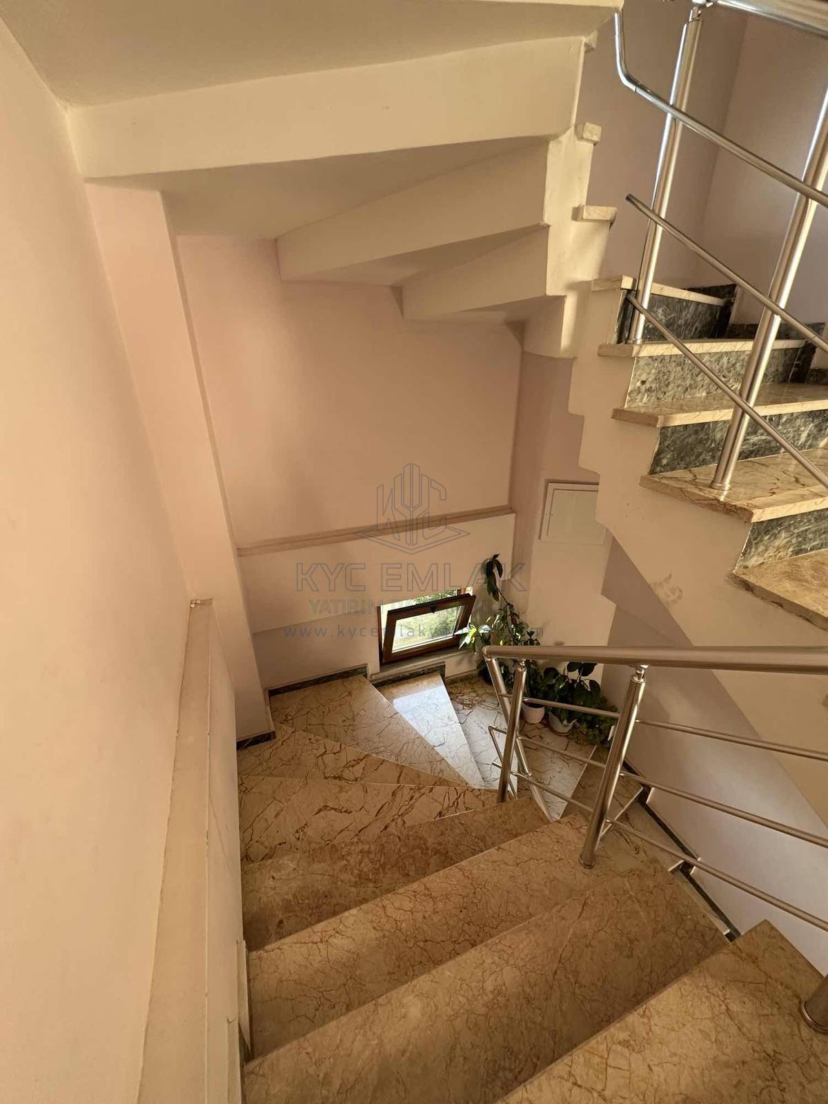 KYC’DEN ÇAYIROVA’DA KİRALIK KEYİFLİ 3+1 DUBLEKS 3 BALKON