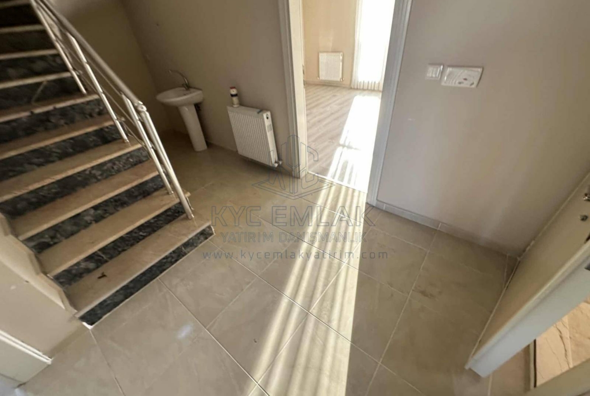 Modern tasarıma sahip, 115 m² brüt alana sahip kiralık daire, doğalgazlı ısıtma sistemi ile konforlu.