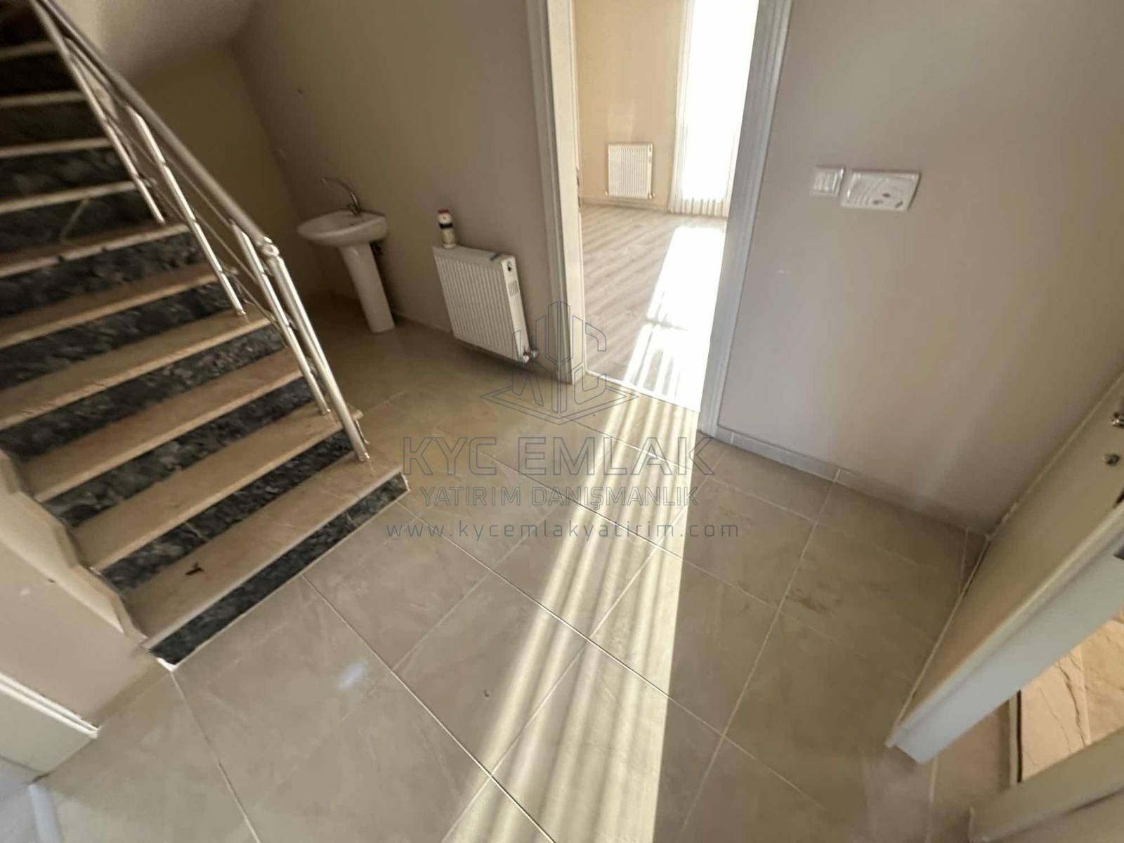 Modern tasarıma sahip, 115 m² brüt alana sahip kiralık daire, doğalgazlı ısıtma sistemi ile konforlu.