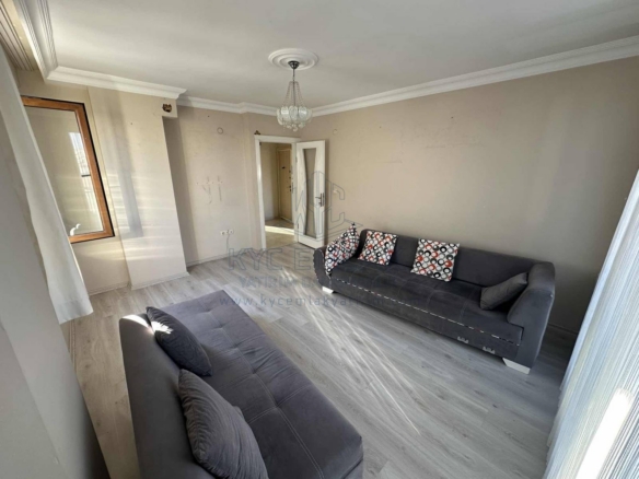 Çayırova'da kiralık 3+1 dubleks daire, geniş balkonları ile ferah bir yaşam alanı sunuyor.