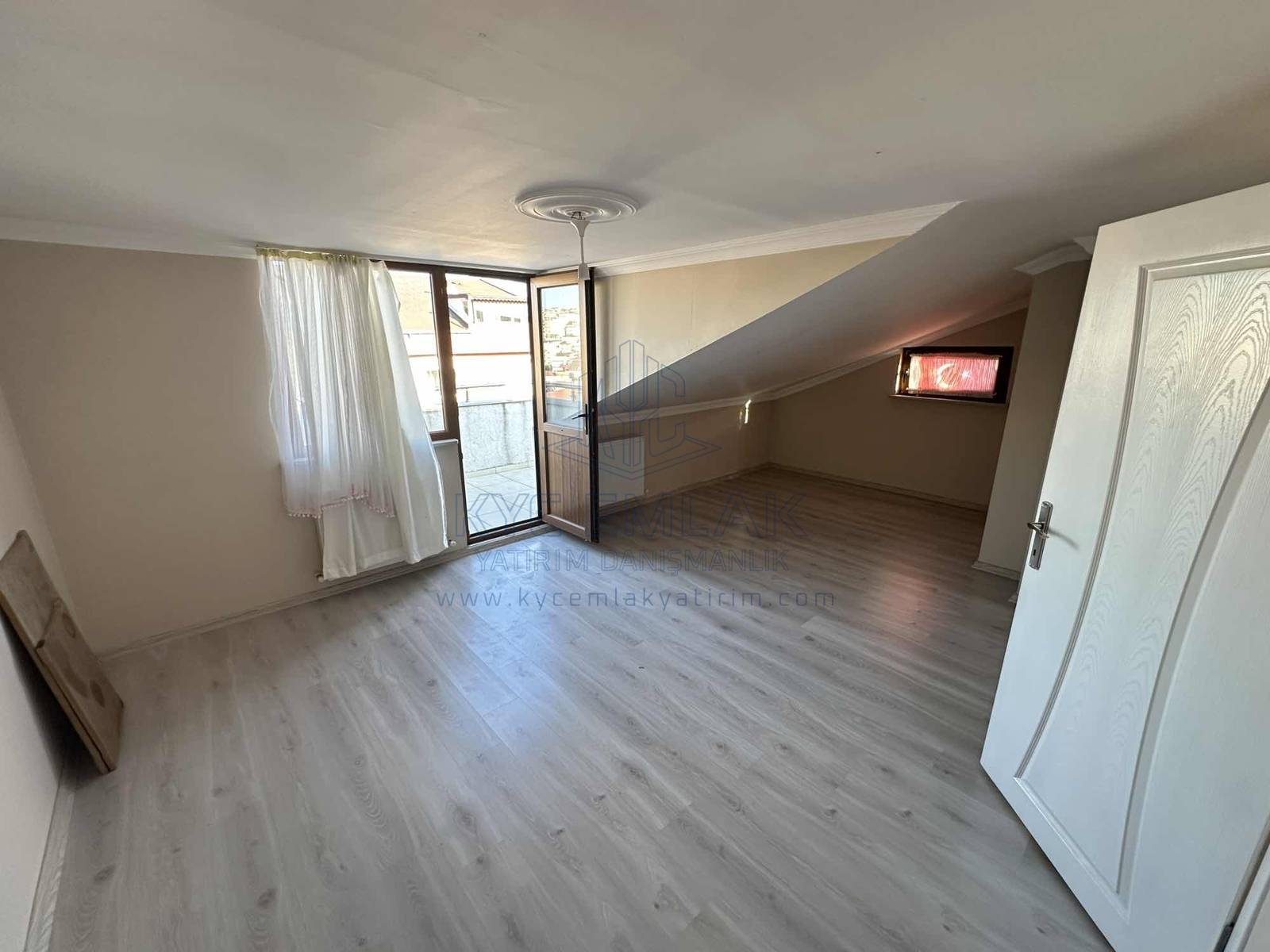 KYC’DEN ÇAYIROVA’DA KİRALIK KEYİFLİ 3+1 DUBLEKS 3 BALKON