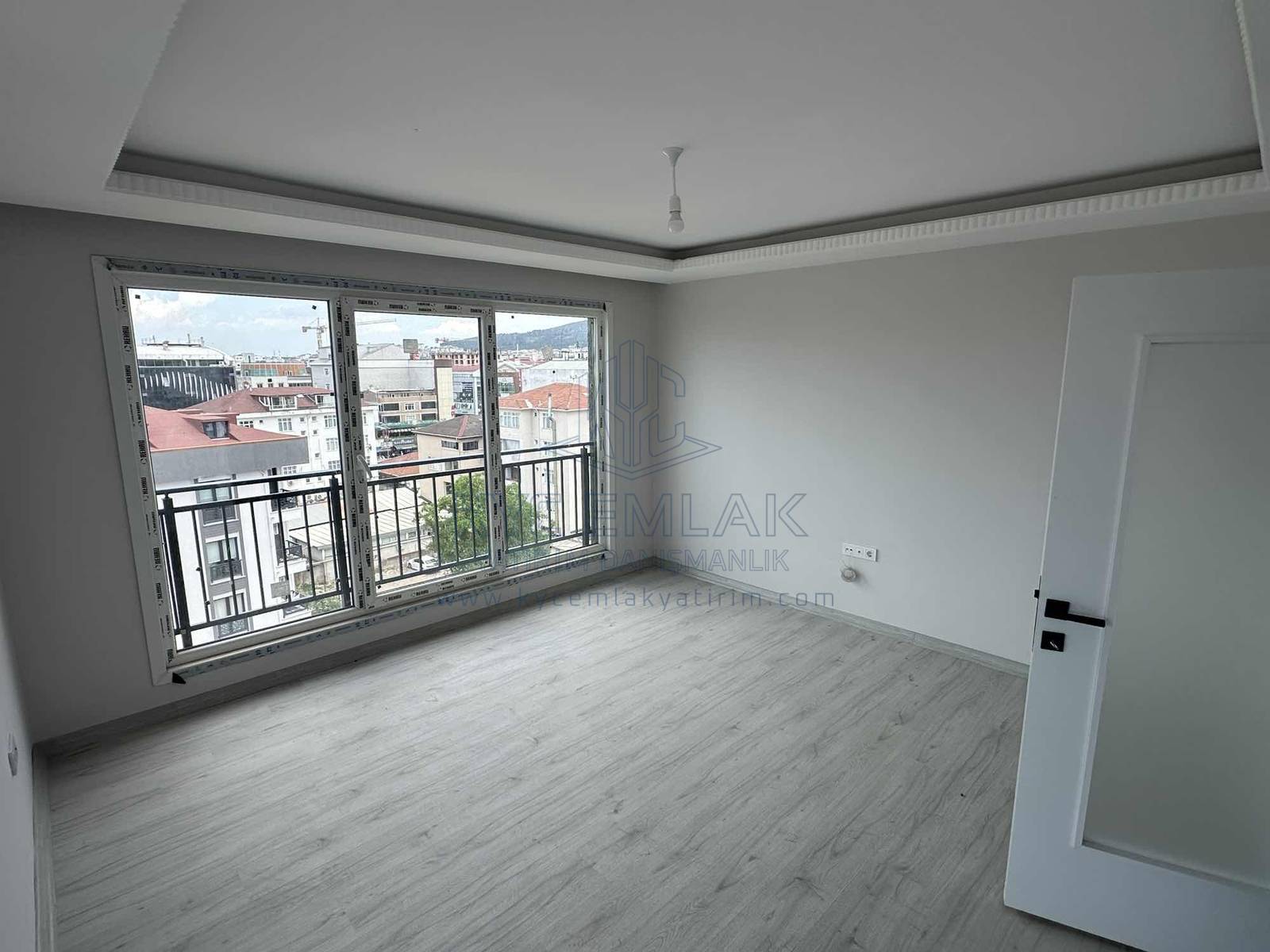 KYC’DEN KİRALIK FERAH 2 BALKONLU OTOPARKLI 3+1 KİRALIK DAİRE