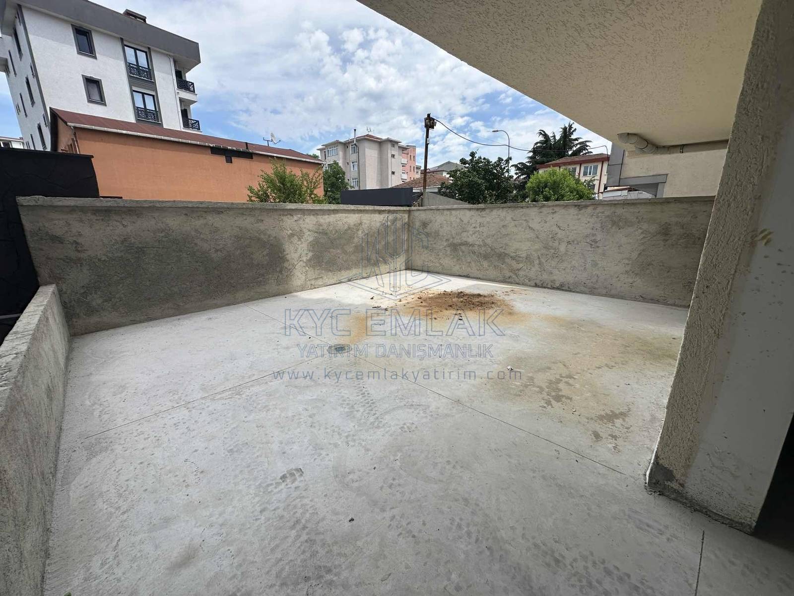 KYC’DEN KİRALIK FERAH 2 BALKONLU OTOPARKLI 3+1 KİRALIK DAİRE