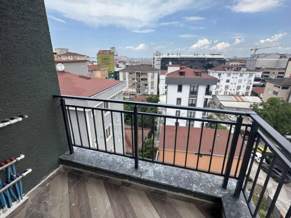 Ferahlığı ile dikkat çeken 3+1 kiralık daire, 2 balkonu ve modern tasarımıyla ideal yaşam alanı sunuyor.