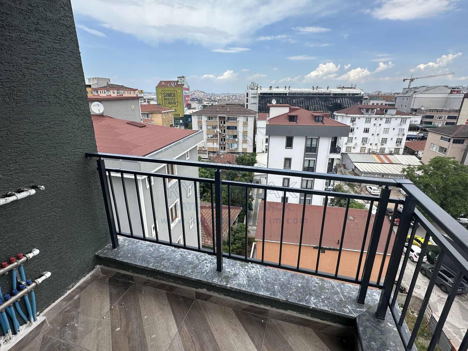 Ferahlığı ile dikkat çeken 3+1 kiralık daire, 2 balkonu ve modern tasarımıyla ideal yaşam alanı sunuyor.