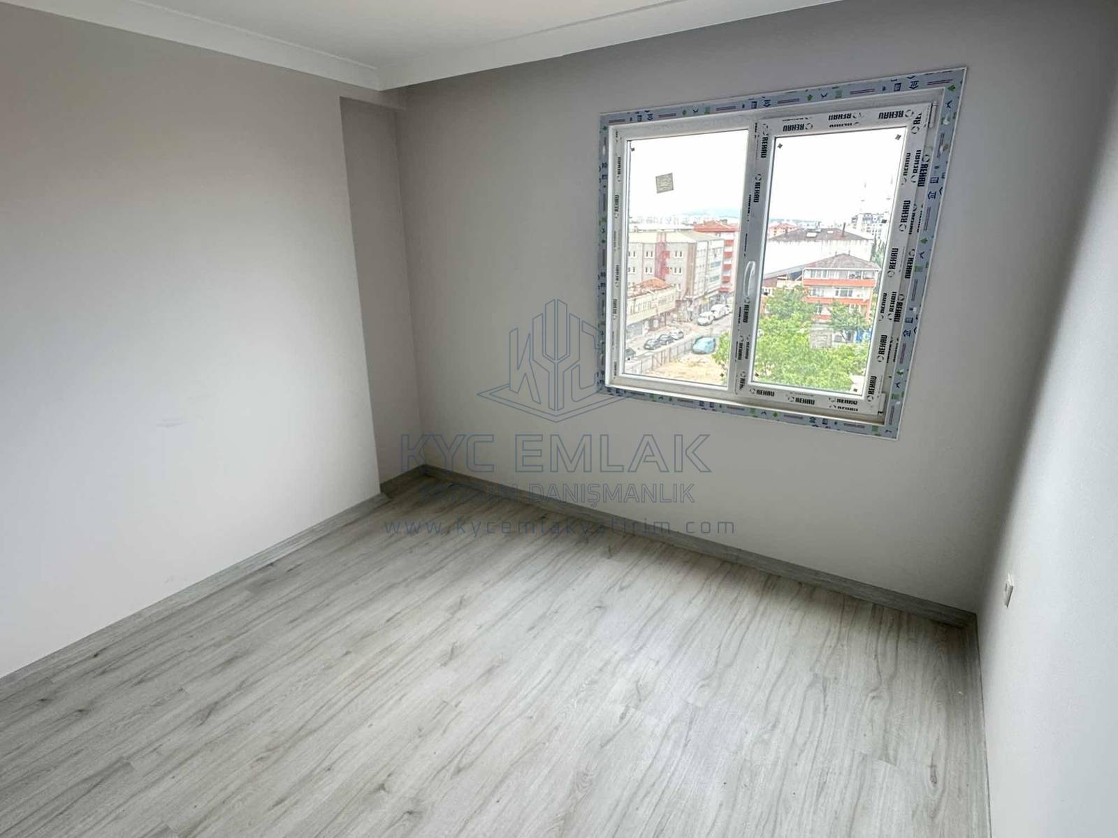 KYC’DEN KİRALIK FERAH 2 BALKONLU OTOPARKLI 3+1 KİRALIK DAİRE