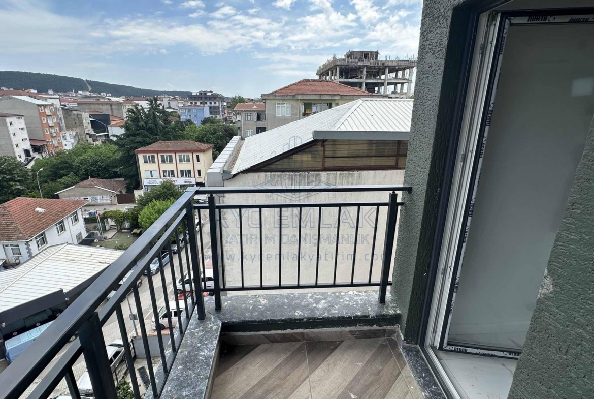 Yeni inşa edilmiş daire, 5. katta yer alıyor ve doğalgazlı ısıtma sistemi ile konforlu bir yaşam alanı sağlıyor.