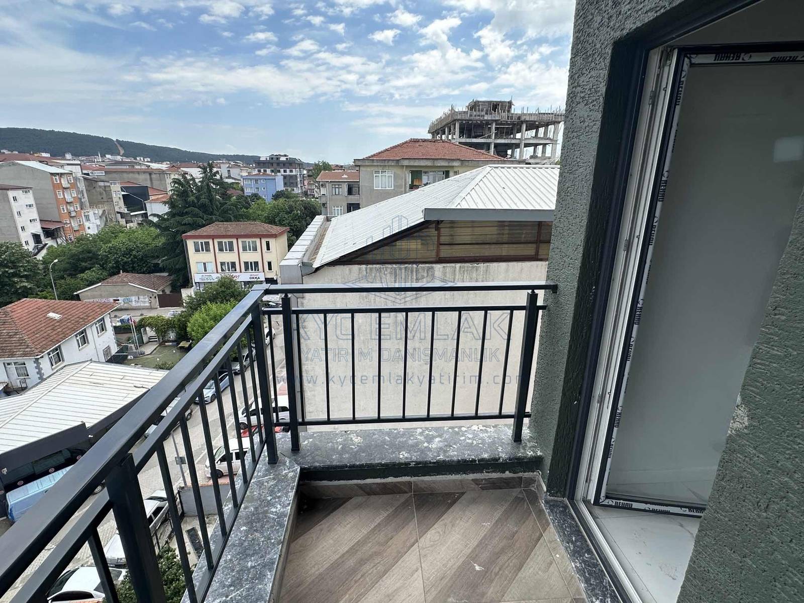 Yeni inşa edilmiş daire, 5. katta yer alıyor ve doğalgazlı ısıtma sistemi ile konforlu bir yaşam alanı sağlıyor.