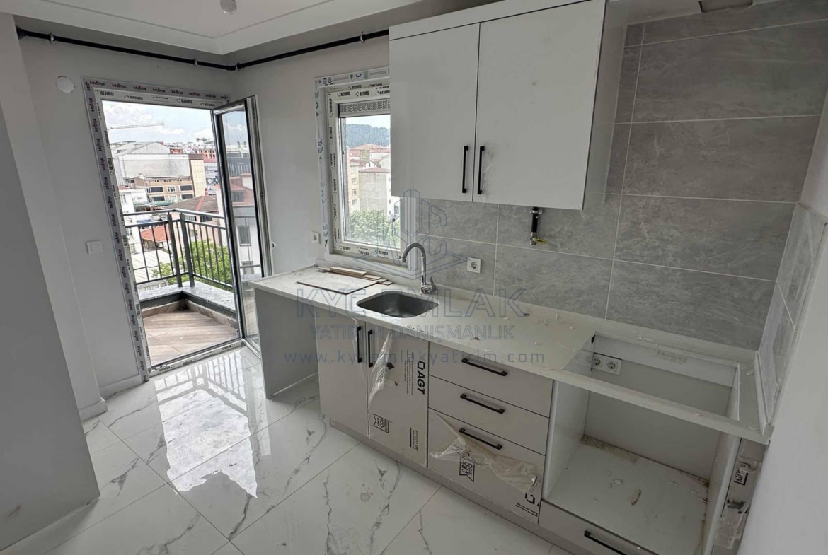 KYC’DEN KİRALIK FERAH 2 BALKONLU OTOPARKLI 3+1 KİRALIK DAİRE