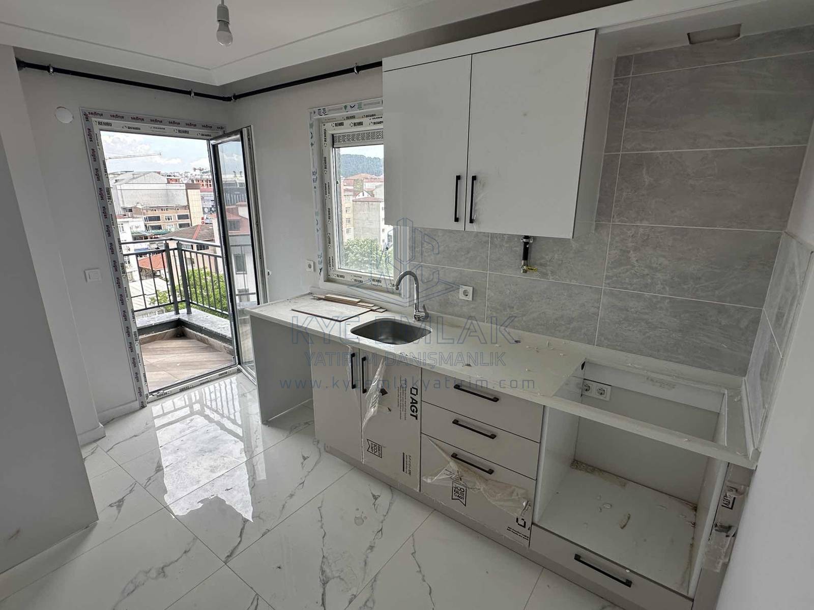 KYC’DEN KİRALIK FERAH 2 BALKONLU OTOPARKLI 3+1 KİRALIK DAİRE