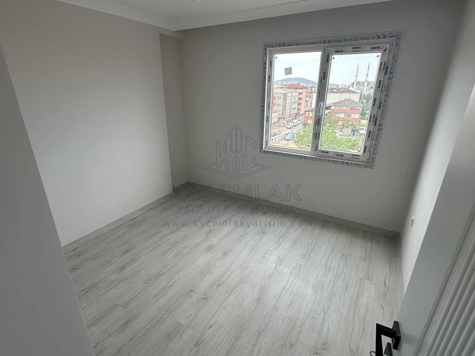 KYC’DEN KİRALIK FERAH 2 BALKONLU OTOPARKLI 3+1 KİRALIK DAİRE