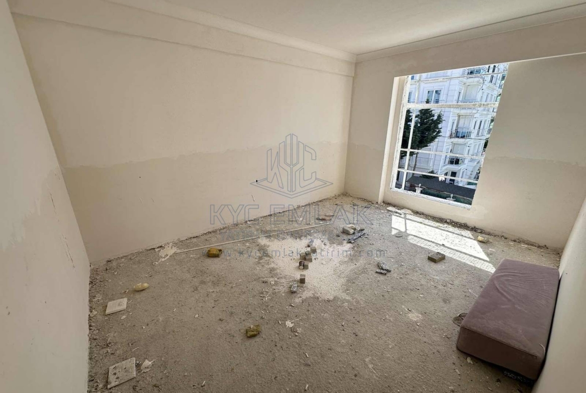 Kapalı mutfak ve balkon özellikleriyle dikkat çeken daire, 2. katta yer alıyor.
