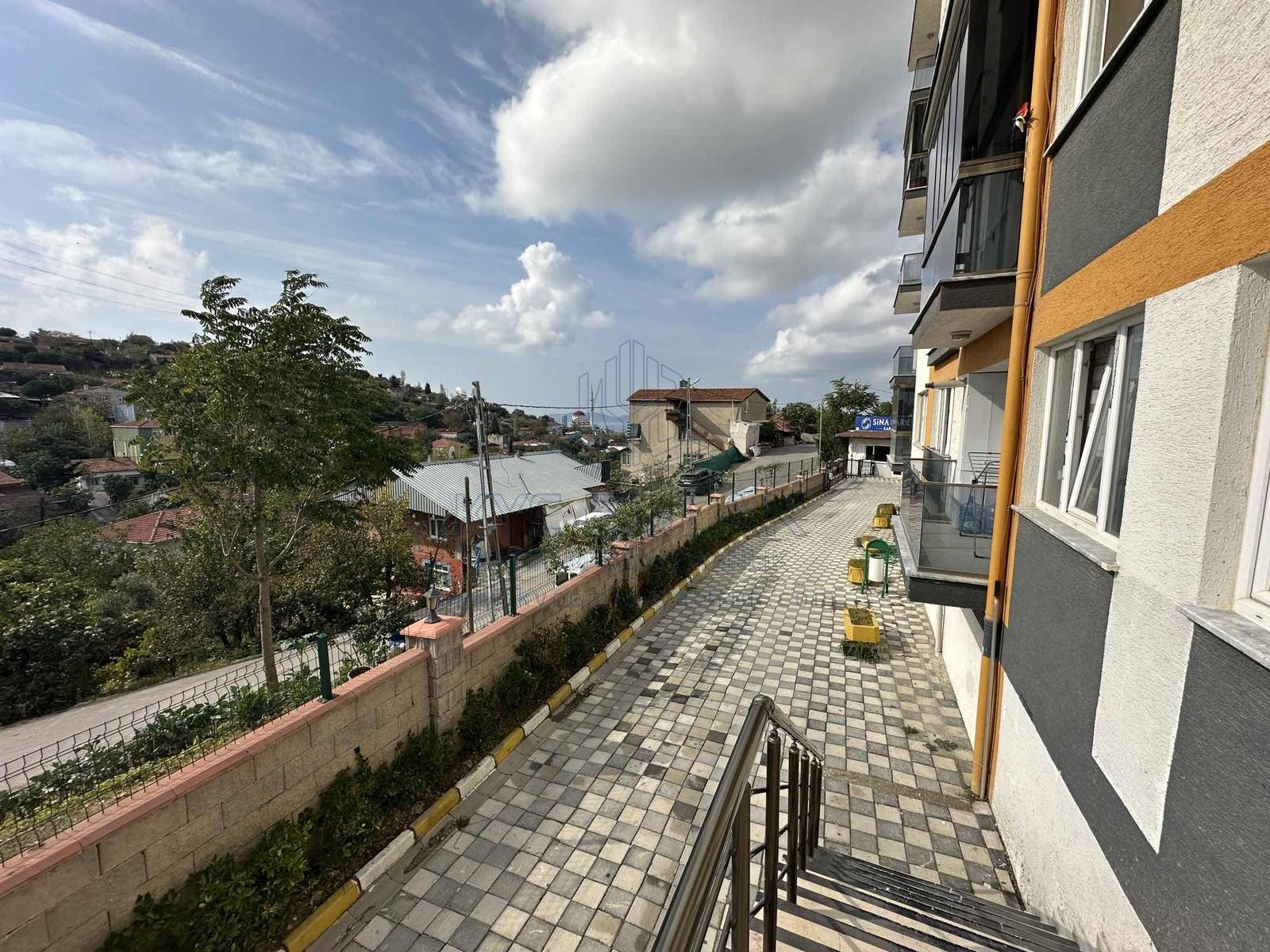 KYC’DEN SATILIK ÖZEL YAPIM 2+1 FERAH AYDINLIK ÖNÜ AÇIK SİTE İÇİ