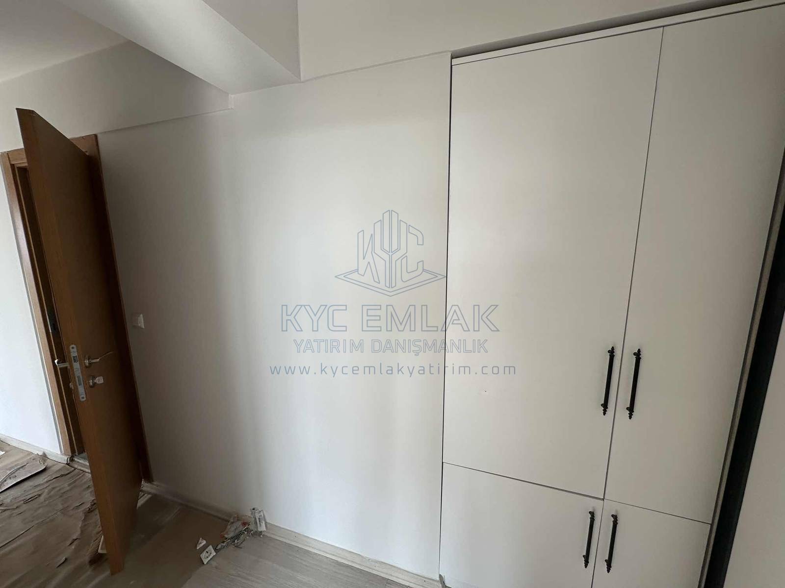 KYC'den satılık ferah 2+1 daire, aydınlık ve ön manzaralı, site içinde konforlu yaşam alanı.