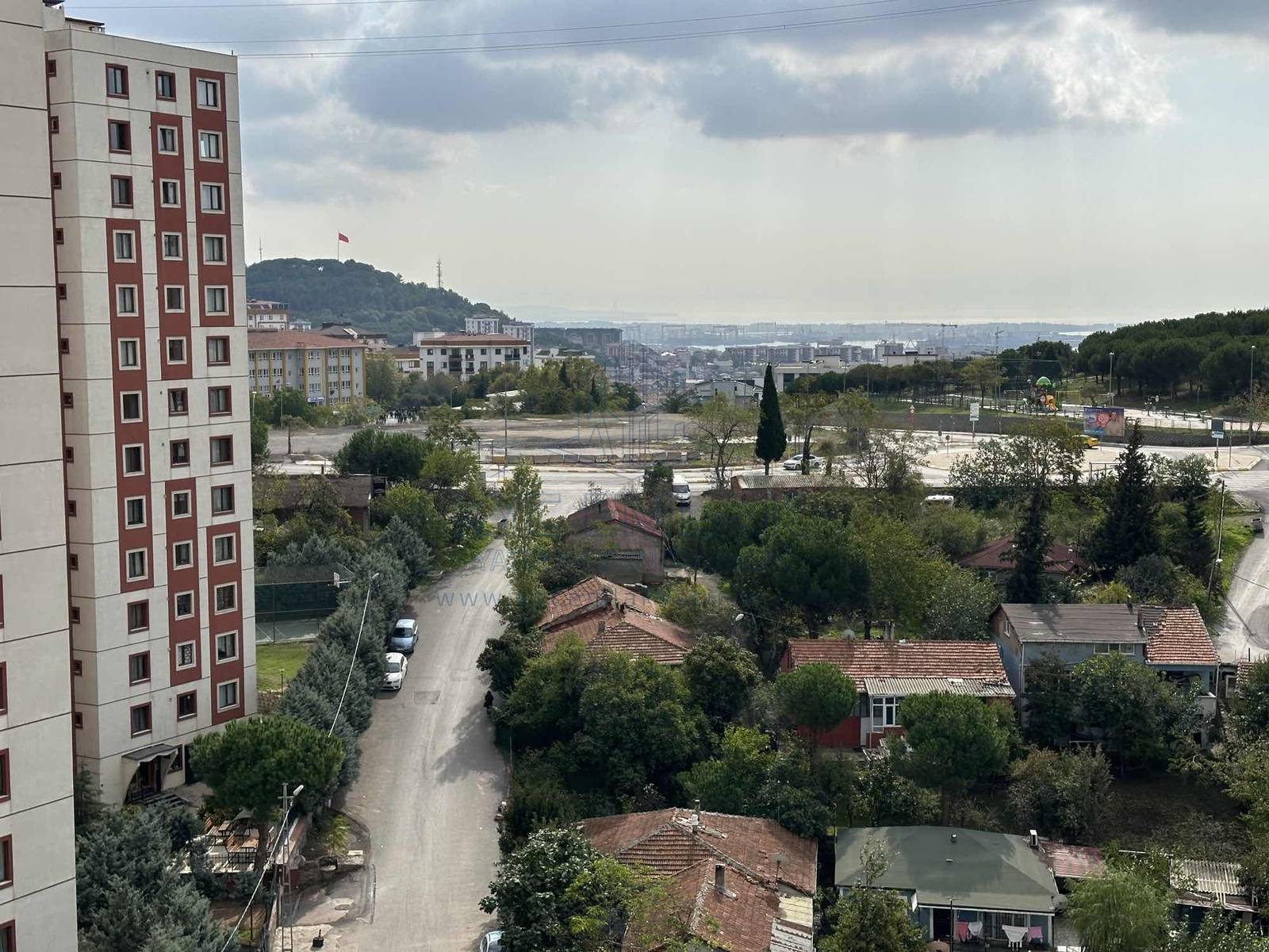 KYC’DEN SATILIK ÖZEL YAPIM 2+1 FERAH AYDINLIK ÖNÜ AÇIK SİTE İÇİ