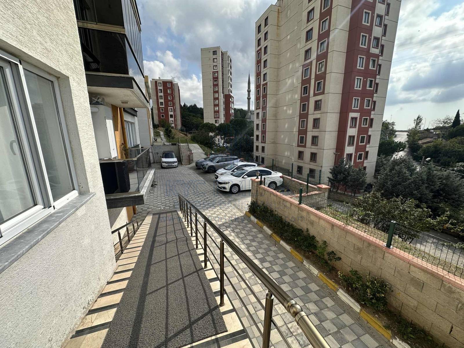 KYC’DEN SATILIK ÖZEL YAPIM 2+1 FERAH AYDINLIK ÖNÜ AÇIK SİTE İÇİ