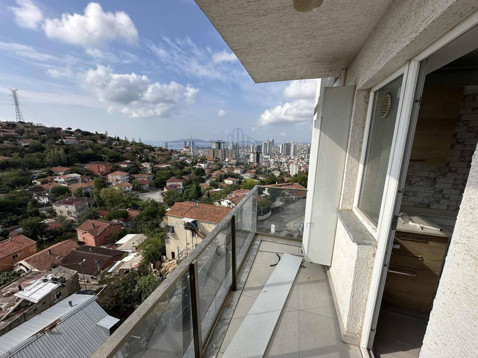 KYC’DEN SATILIK ÖZEL YAPIM 2+1 FERAH AYDINLIK ÖNÜ AÇIK SİTE İÇİ