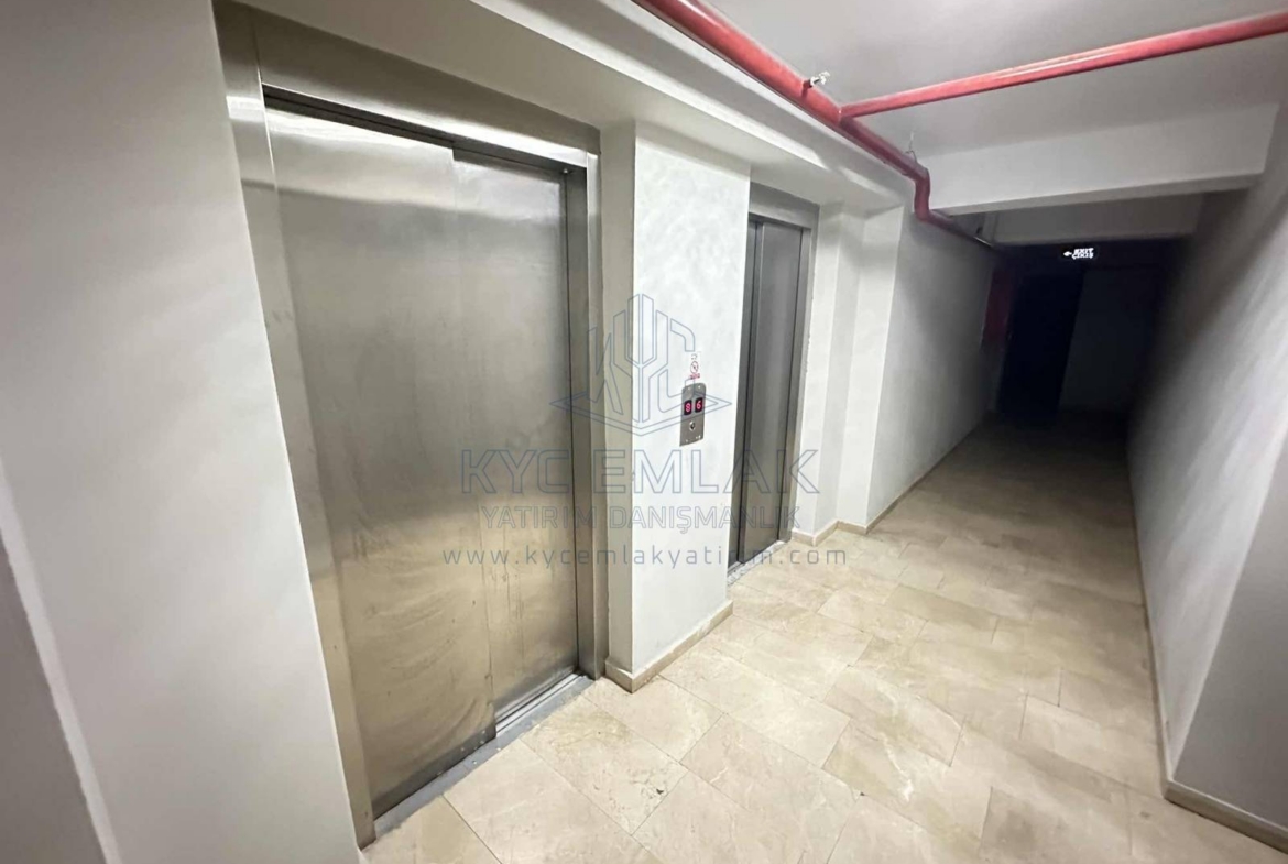 Modern tasarıma sahip 2+1 daire, 5. katta yer alıyor, merkezi ısıtma sistemi ile konfor sağlıyor.