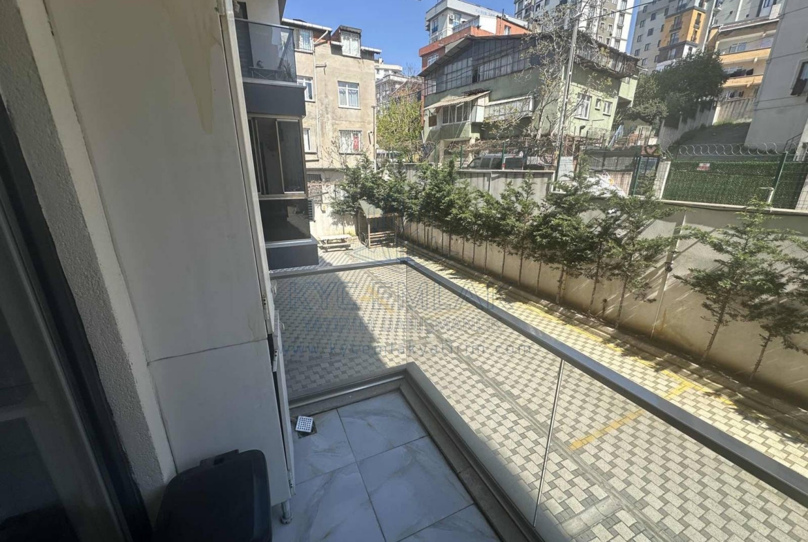Modern mimarisiyle dikkat çeken daire, 120 m² brüt alanı ile aileler için ideal bir yaşam alanı sunuyor.