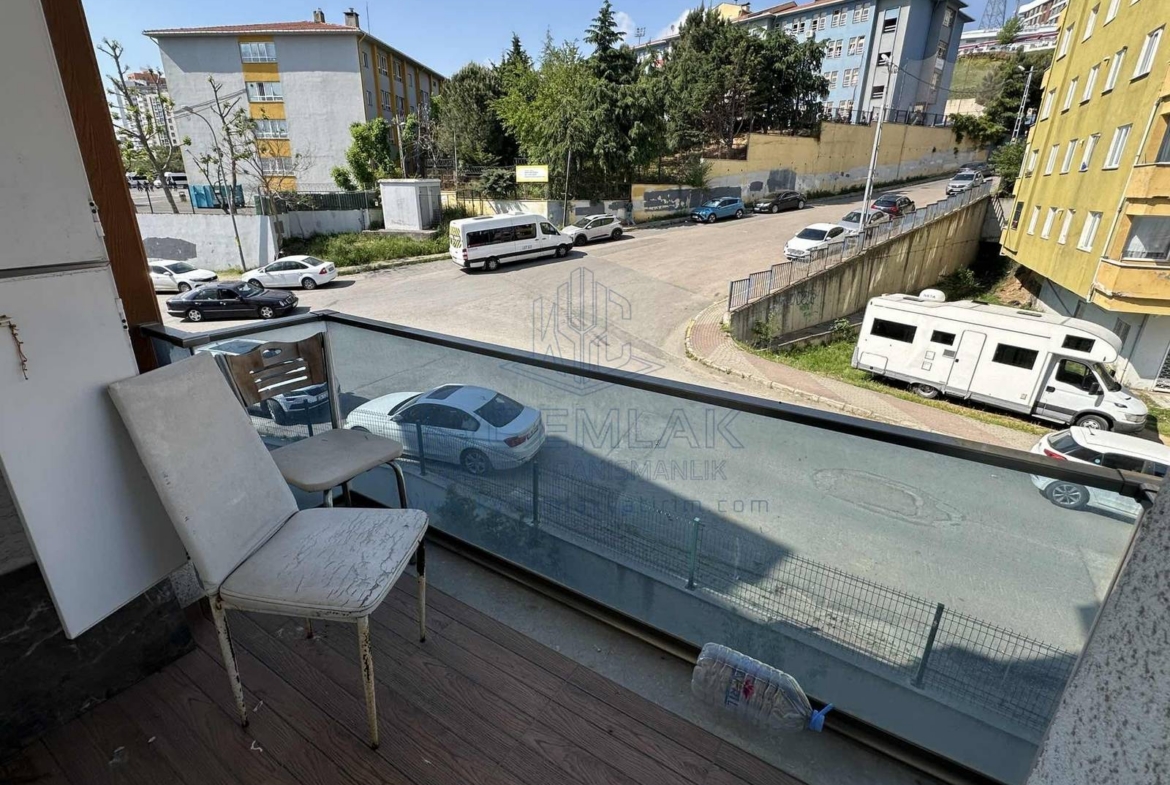 Kapalı mutfak ve geniş balkonlu daire, 4. katta yer alıyor. Kombi ile ısınma imkanı sunuyor.