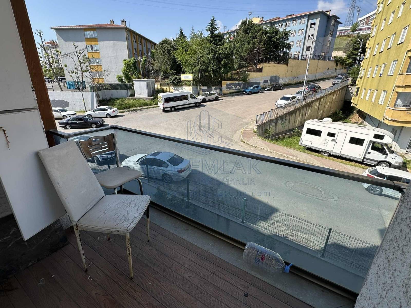 Kapalı mutfak ve geniş balkonlu daire, 4. katta yer alıyor. Kombi ile ısınma imkanı sunuyor.