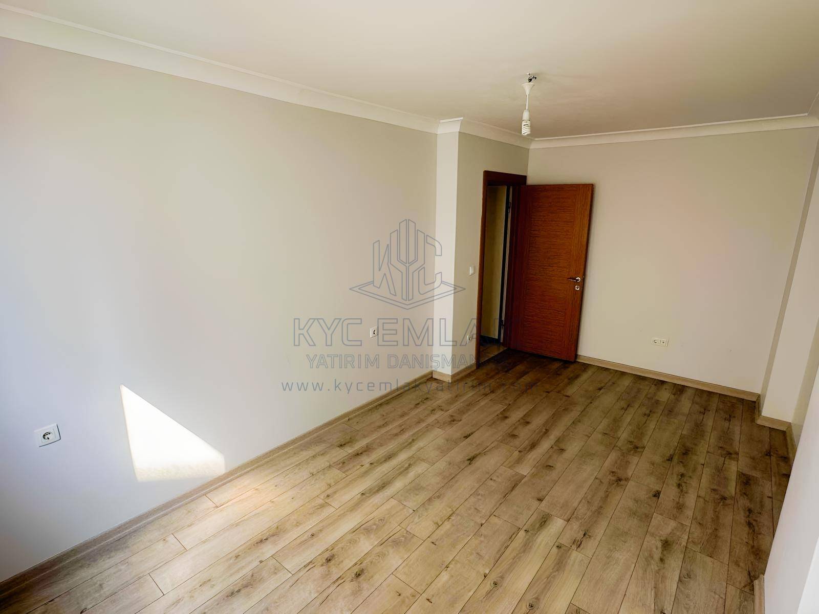 KYC’DEN PENDİK ÇINARDEREDE YÜKSEK KONUMDA ÖNÜ AÇIK GENİŞ 3+1