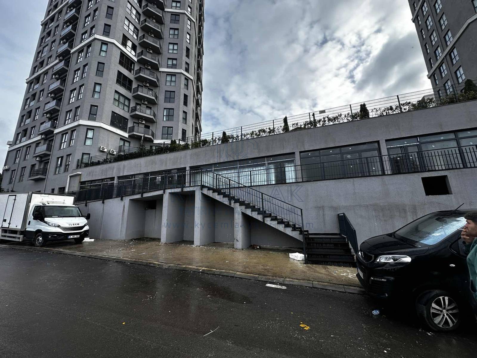 Hürriyet Mahallesi'nde yer alan bu dükkan, geniş oda sayısı ve çok amaçlı kullanım imkanı sunuyor.
