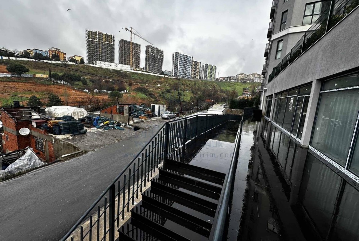 KYC’DEN KARTAL HÜRRİYET MAH.’DE SİTE ALTI GENİŞ KİRALIK DÜKKAN