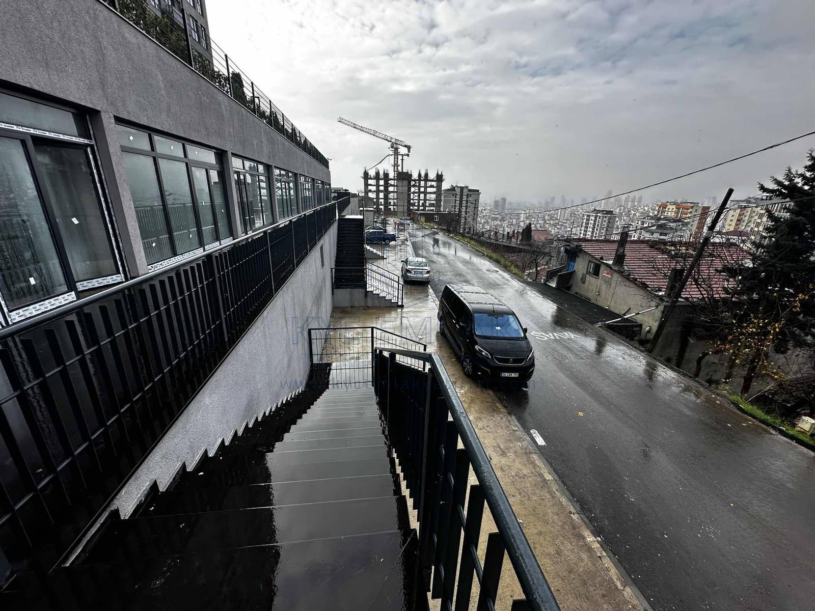 KYC’DEN KARTAL HÜRRİYET MAH.’DE SİTE ALTI GENİŞ KİRALIK DÜKKAN