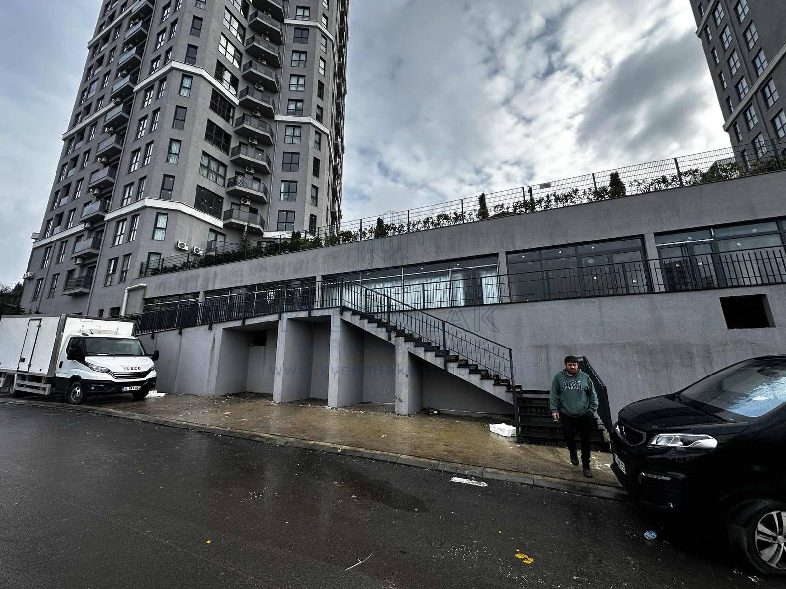 KYC’DEN KARTAL HÜRRİYET MAH.’DE SİTE ALTI GENİŞ KİRALIK DÜKKAN