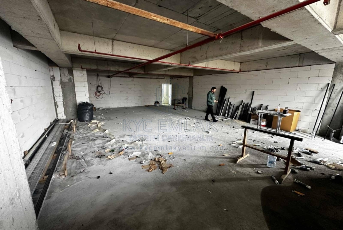 KYC’DEN KARTAL HÜRRİYET MAH.’DE SİTE ALTI GENİŞ KİRALIK DÜKKAN