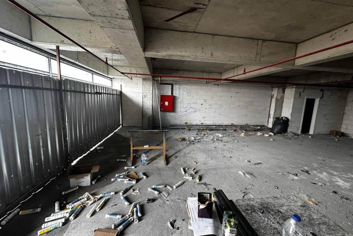 Sıfır yapısı ve modern tasarımıyla dikkat çeken kiralık dükkan, çeşitli iş kollarına uygun.