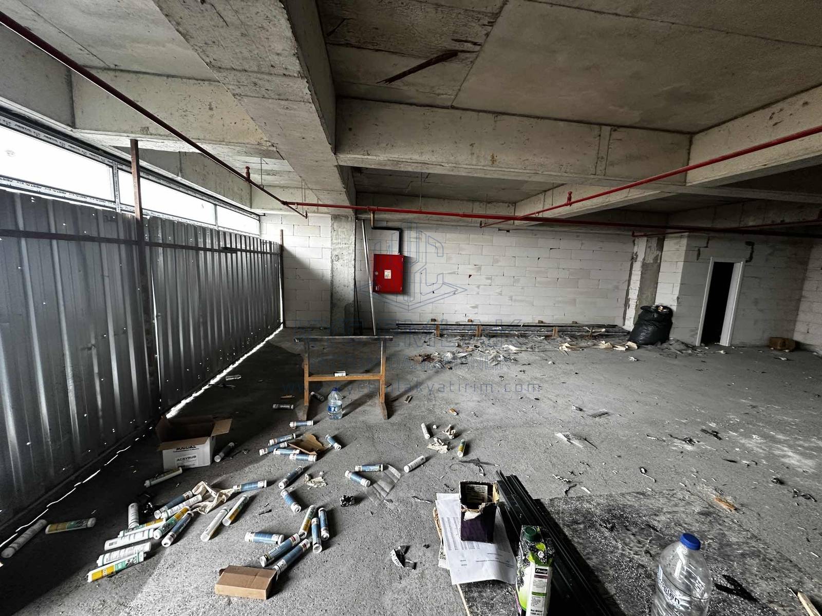 Sıfır yapısı ve modern tasarımıyla dikkat çeken kiralık dükkan, çeşitli iş kollarına uygun.