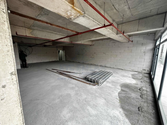 Geniş alanı ile dikkat çeken kiralık dükkan, Hürriyet Mahallesi'nde iş fırsatları için ideal.