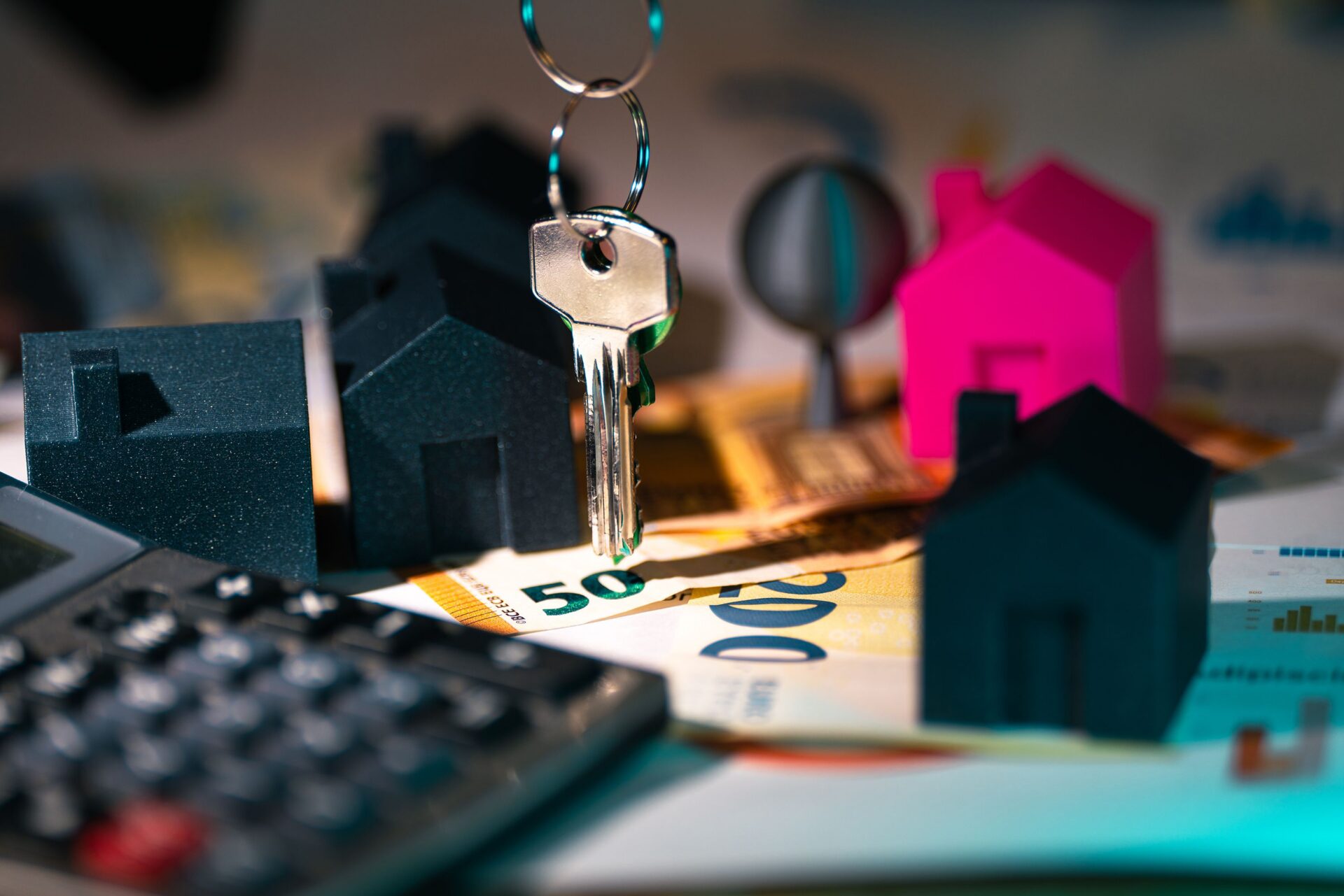Anahtarlar ve minyatür ev maketleriyle gayrimenkul finansmanı