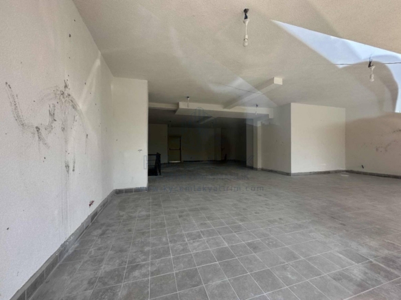 Kiralık dükkanın iç mekan görüntüsü, modern tasarımıyla dikkat çekiyor.