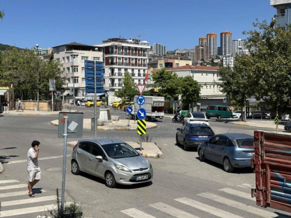 İstanbul Kartal'da satılık dükkan, 205 m² alanıyla iş fırsatları için ideal.