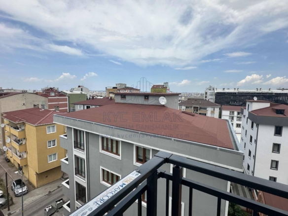 Sultanbeyli'de satılık geniş 3+1 dairenin dış görünümü, modern mimarisi ile dikkat çekiyor.