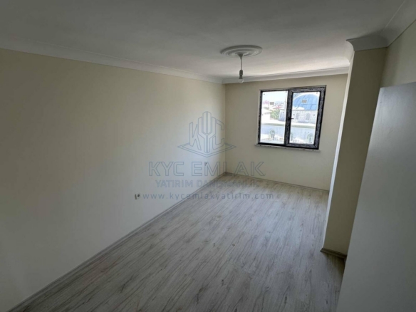 Ferahlığı ile dikkat çeken 2+1 daire, doğalgazlı ısıtma sistemi ile konfor sunuyor.